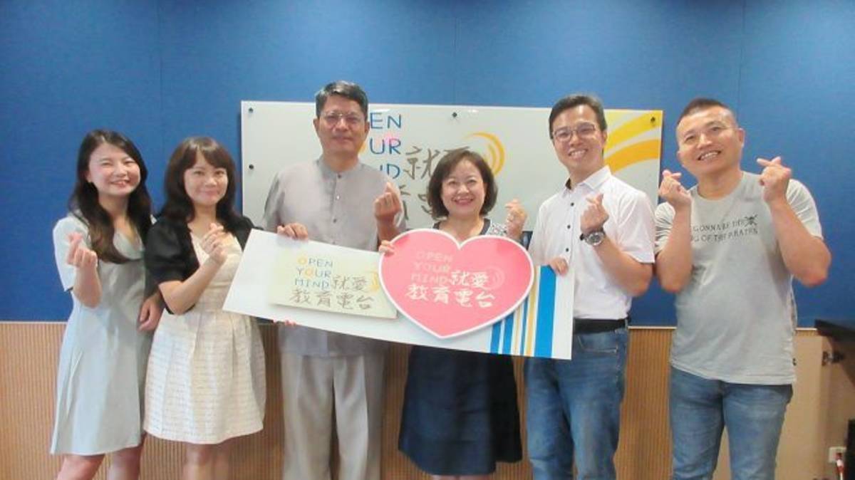 左起 節目主持人（臺中市政府教育局本土語文指導員李亭教師、臺中市立向上國民中學黃聖心組長）來賓（臺中市立廍子國民中學賴文宗校長、臺中市北屯區逢甲國民小學游玉芬校長
、臺中市西屯區上安國民小學蘇子傑主任）教育電台常罡。
