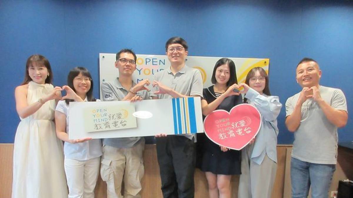 左起 節目主持人（臺中市立光正國民中學林筱玲校長、臺中市大里區草湖國民小學蔡雅婷老師）來賓（臺中市立太平國民中學林旅安主任
、臺中市南區和平國民小學王熙鈞組長、臺中市中區光復國民小學章雅琦主任、臺中市政府教育局特殊教育科吳瑜芳辦事員）教育電台常罡。
