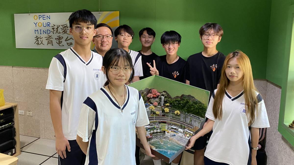 永靖高工七位學生心細手巧地做出精緻的八斗子車站鐵道模型