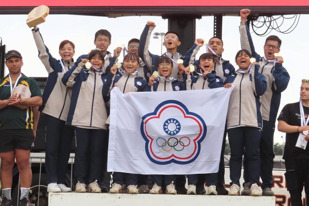 劉宜芳同學(前排右二)