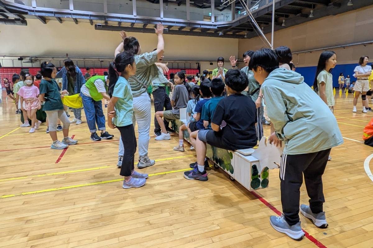 「海洋家族」新成員搭著龍舟，在家族成員的陪伴下，跨越成長的浪潮