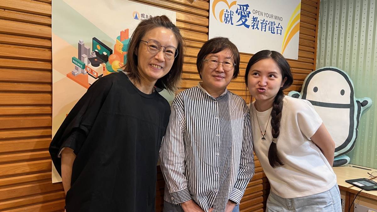 節目邀請(圖中為)高雄空中大學大眾傳播學系教授宗靜萍，與(圖右)優秀校友蔡孟璇（Ola）