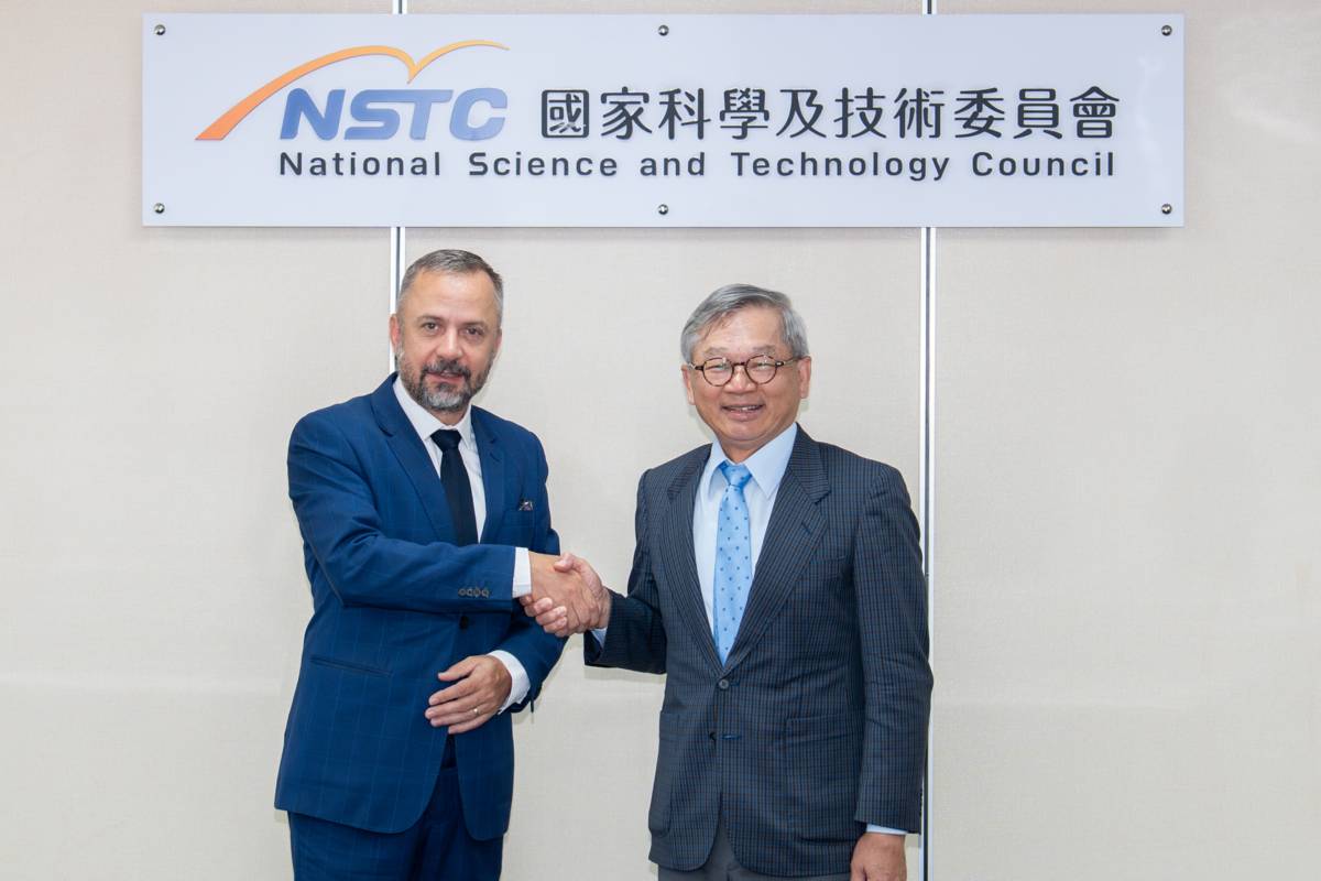 國科會主委吳誠文(右)與捷克科研創新部長Marek Ženíšek(左)一致肯定臺捷在半導體領域的重要合作計畫執行成效，期許未來在科技領域的合作持續深化，擴大科研與產業合作，共創雙贏局面。(國科會提供)