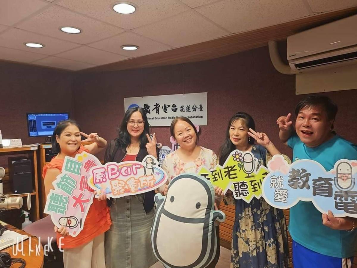 常常相約唱歌，認真學習參加比賽，公益演出，就這樣彼此成為良師益友