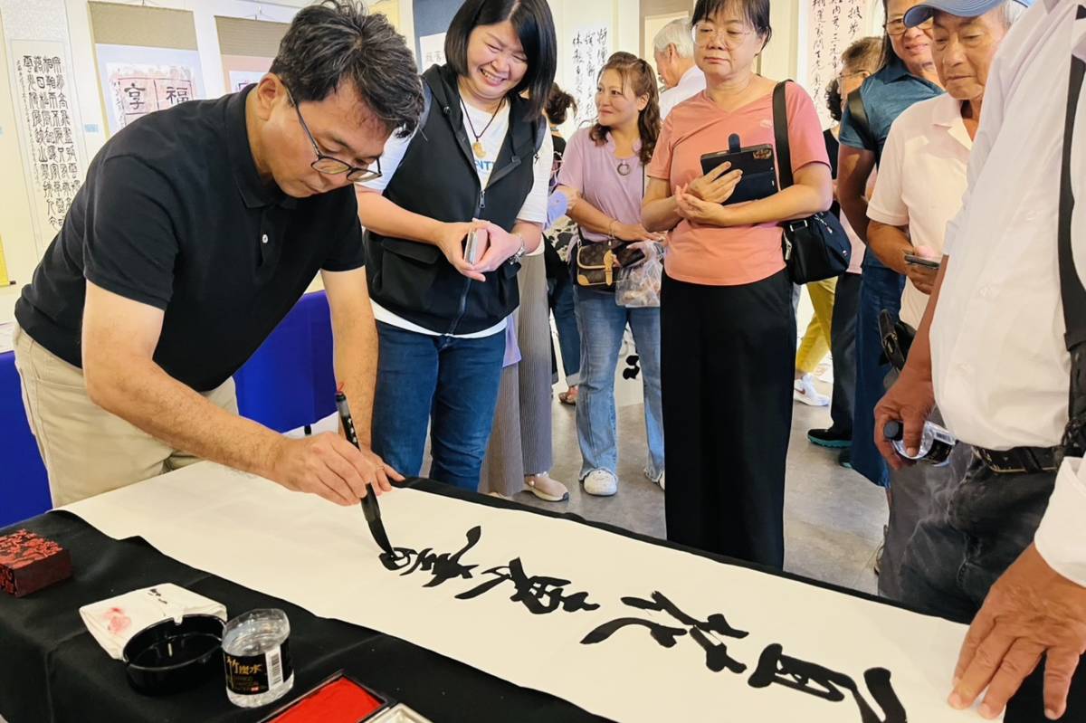 臺東縣書畫教育學會理事長胡家華在開幕典禮中，當眾揮毫。