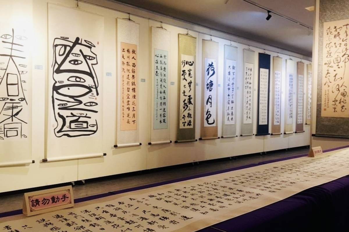 宜花東三縣市的書法同好提供了一百多幅作品，擺滿臺東生活美學館主展覽室。