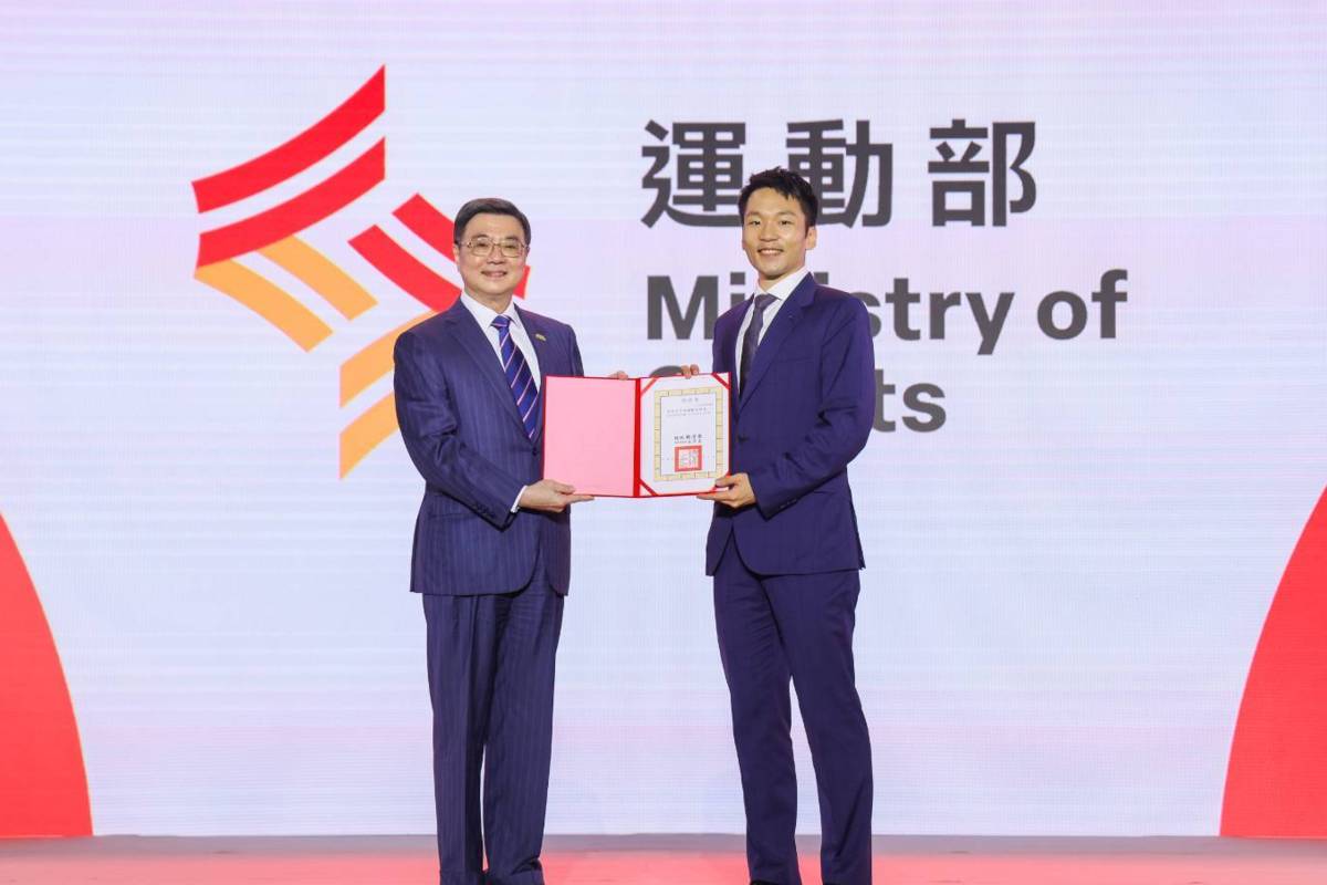 行政院卓榮泰院長頒授李洋部長任命令。(運動部提供)