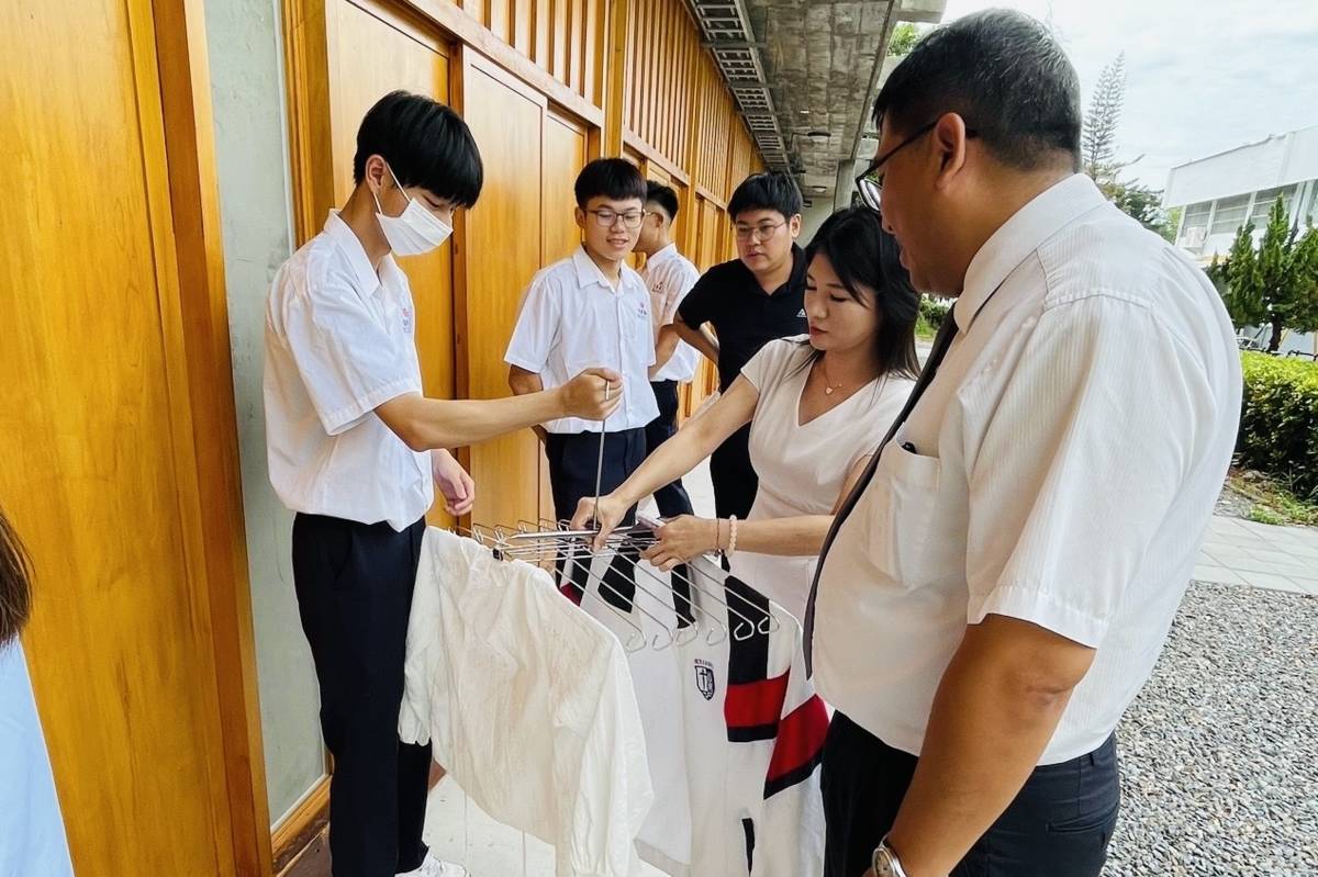 公東高工機械科與室內空間設計科同學攜手合作，共同研發兼具創意與實用的「多功能衣架」，在2025美國AII達文西國際發明展榮獲金牌。