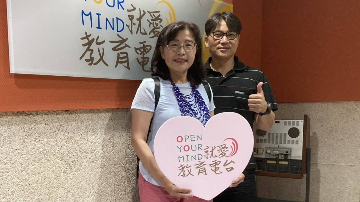 劉瑞卿老師於教育電台與主持人合影