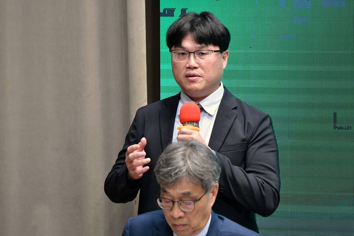 教育部常務次長朱俊彰(後站立者)說明教育部韌性特別預算。(行政院提供)