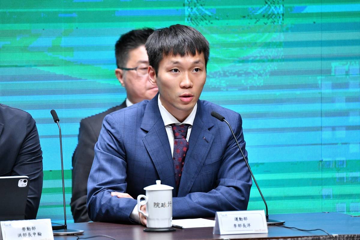 運動部部長李洋回應媒體有關體育班改革的問題。(行政院提供)