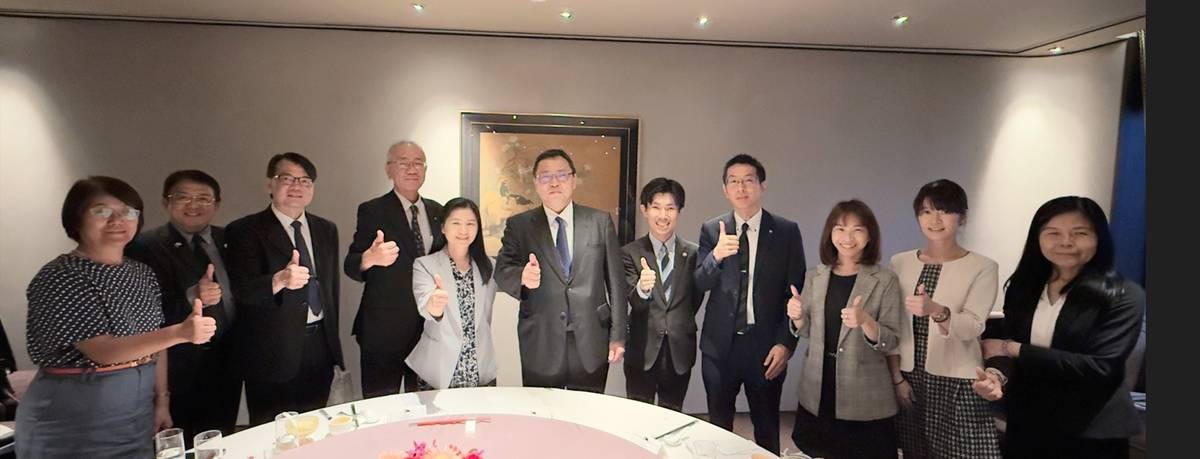 教育部國際司李毓娟司長(左5)宴請日本香川縣教育委員會淀谷圭三郎(右6)一行3人合影。(教育部提供)