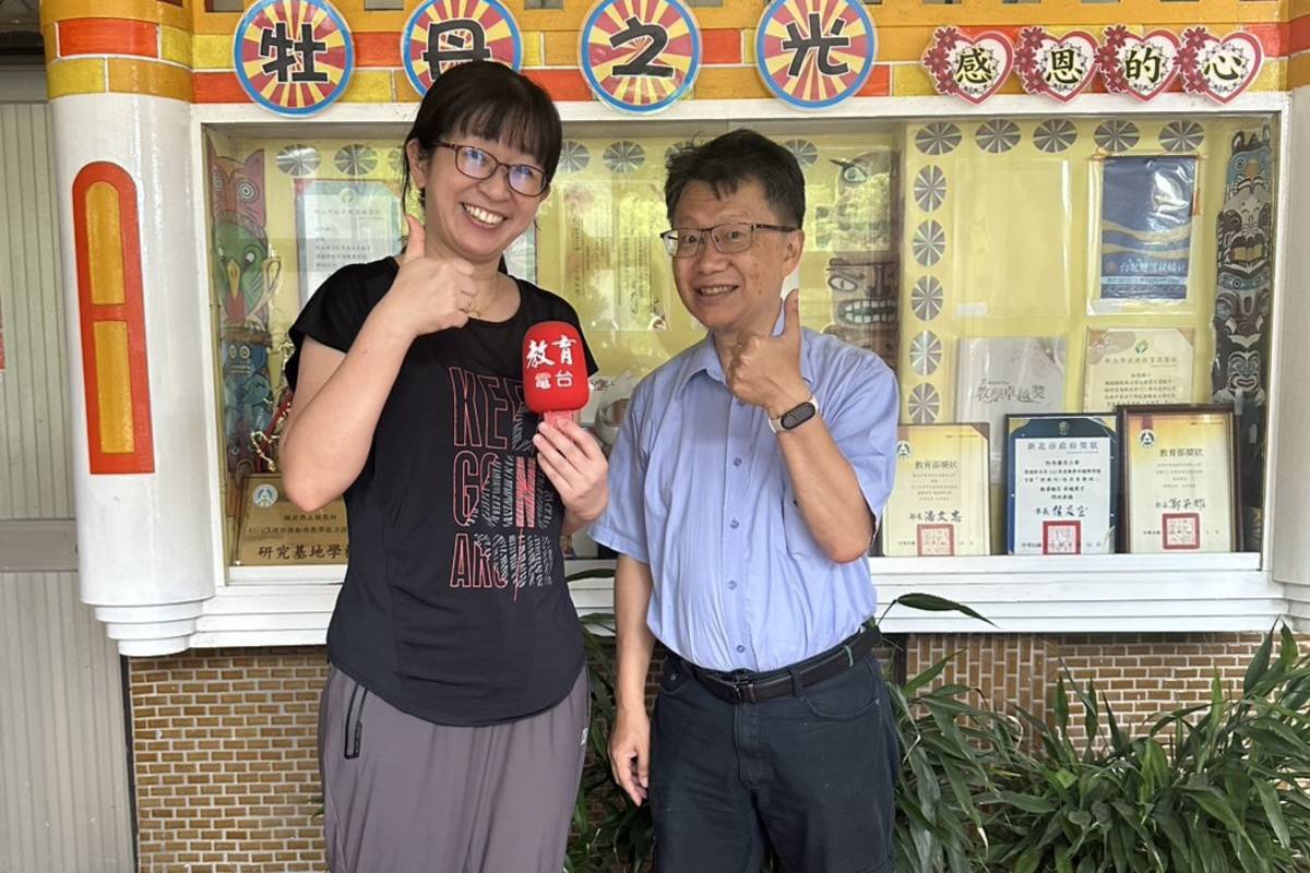 牡丹國小校長王志龍（右）與輔導主任徐愛鈞（左）。
