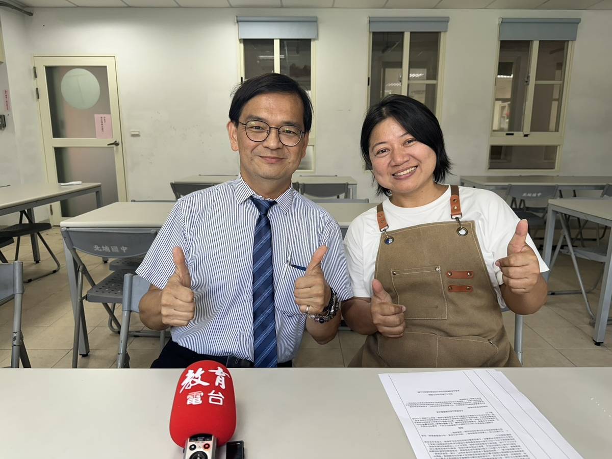 北埔國中校長曾煥君(左)與李虹慧老師(右)。