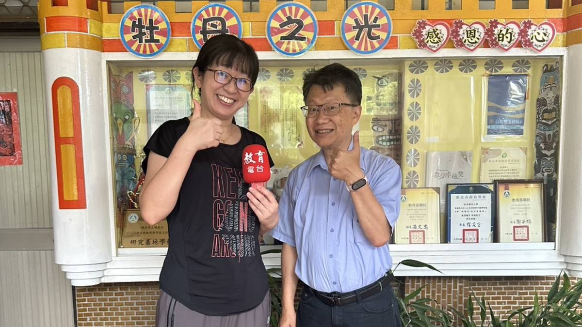 牡丹國小徐愛鈞主任(左)與王志龍校長(右)。