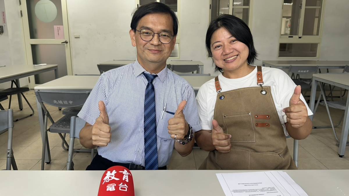 北埔國中曾煥君校長(左)與李虹慧老師(右)。