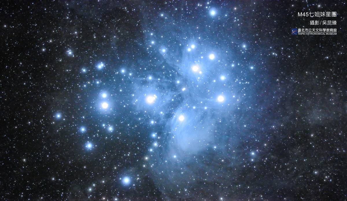 昴宿星團由上千顆恆星組成，周圍籠罩著反射星光的藍色塵雲