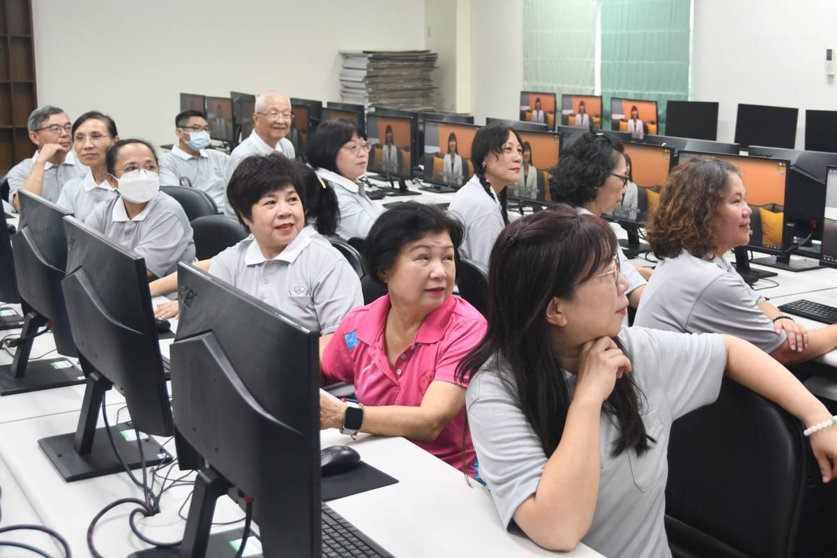 學生上「健康影音賞析與實踐分享課程」