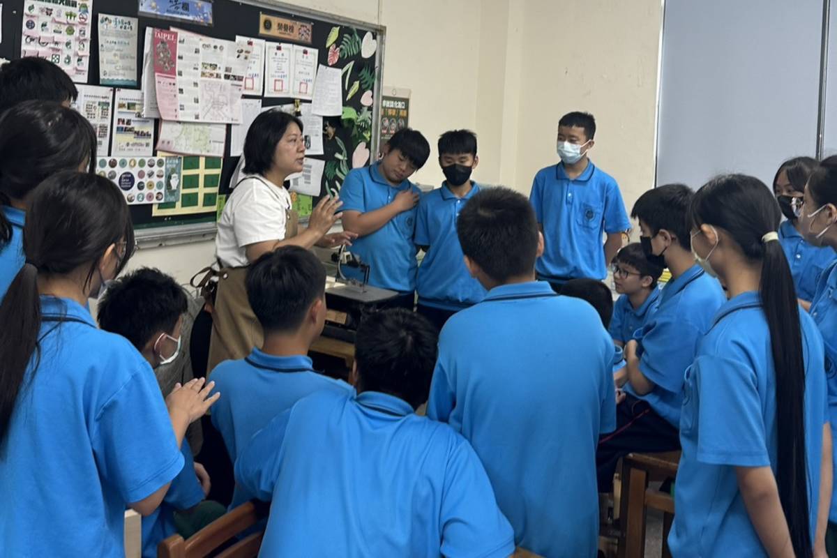 李虹慧老師在課堂中示範如何安全使用機器切割木材。