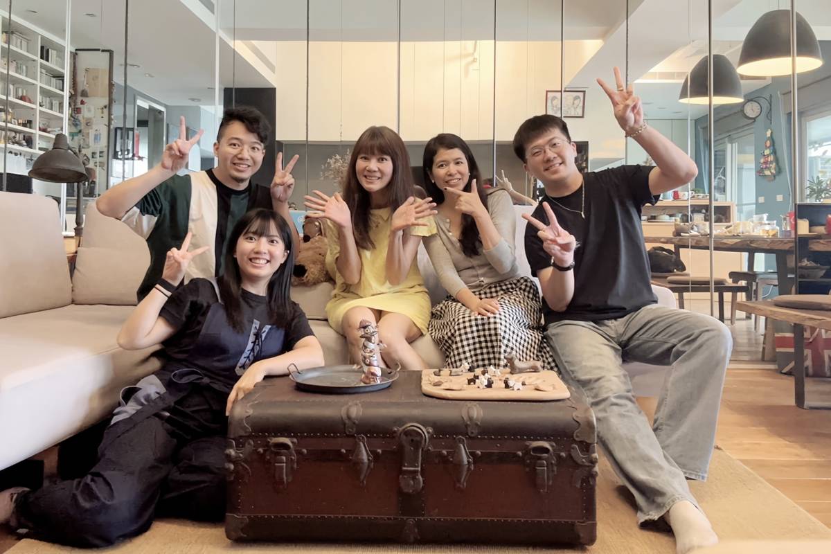 主持人李穎珍(左前1)、陳佾玄(左後1)、黃柏諺(右1)製播的《耳公過來聽》節目，入圍客聲獎廣播類兒童及少年節目獎
