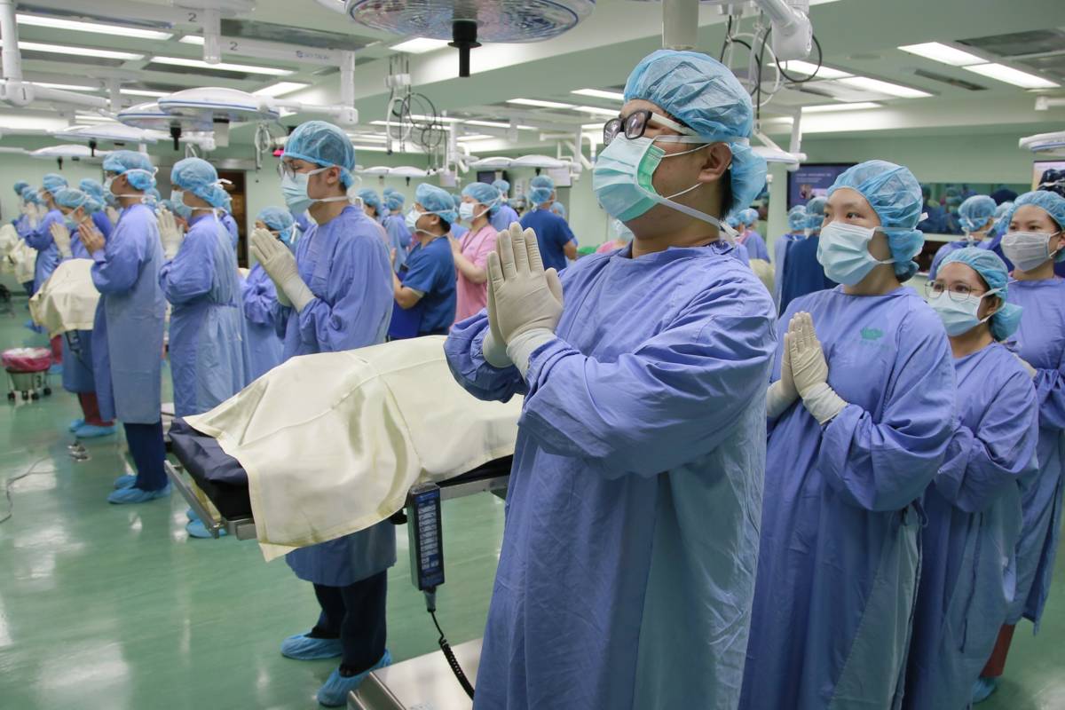 醫學生上課前默禱感恩無語良師