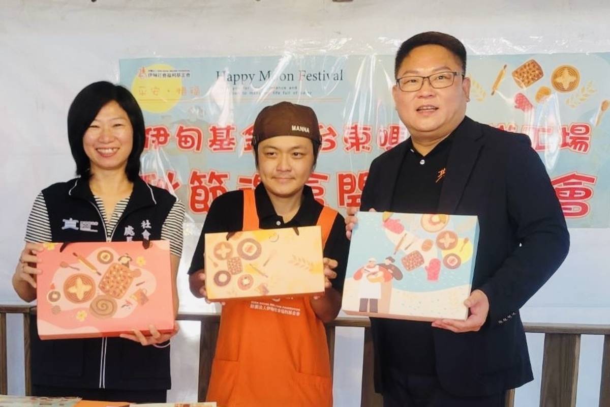 中秋節腳步將近，各社福單位庇護工場紛紛開始製作月餅，但訂購的情況不如往年踴躍，臺東縣政府推出「你購禮盒我來打折」活動，呼籲大家用行動支持公益。