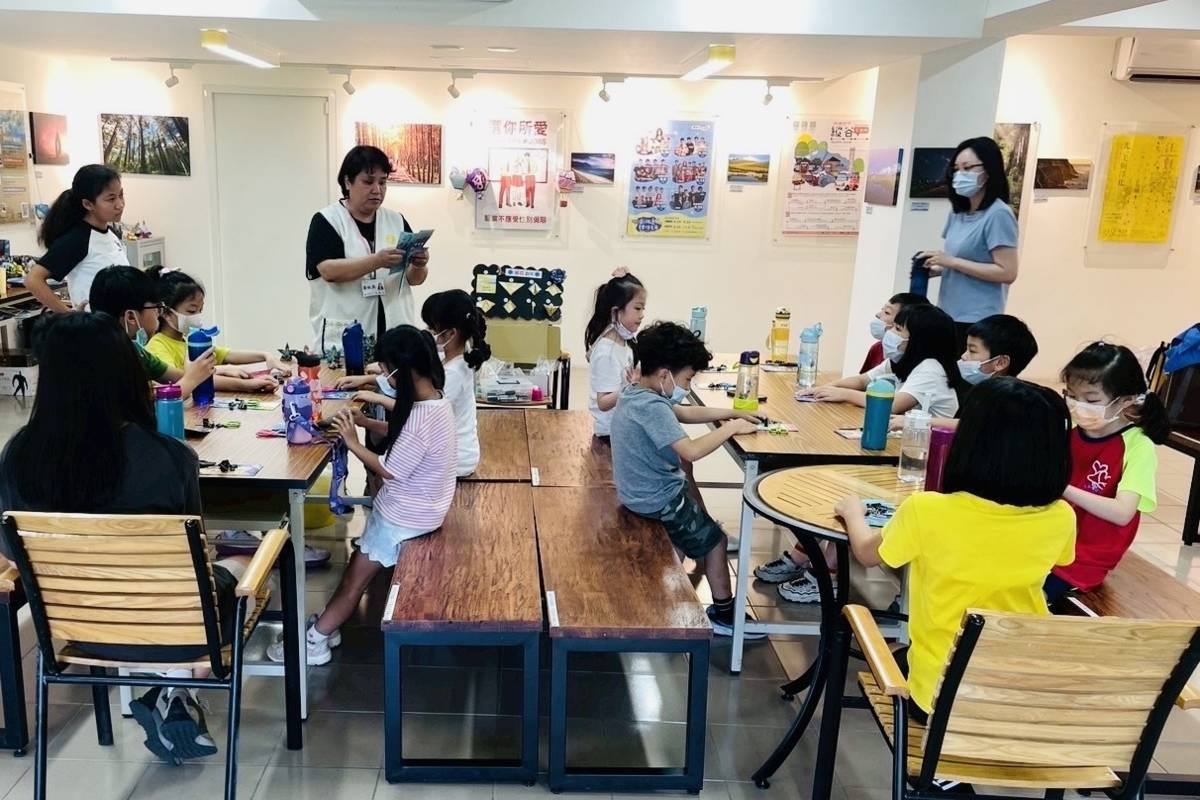交通部觀光署花東縱谷國家風景區管理處在卑南遊客中心，舉辦「創意手作不無聊，紙玩環保最時髦」環保摺紙DIY課程。