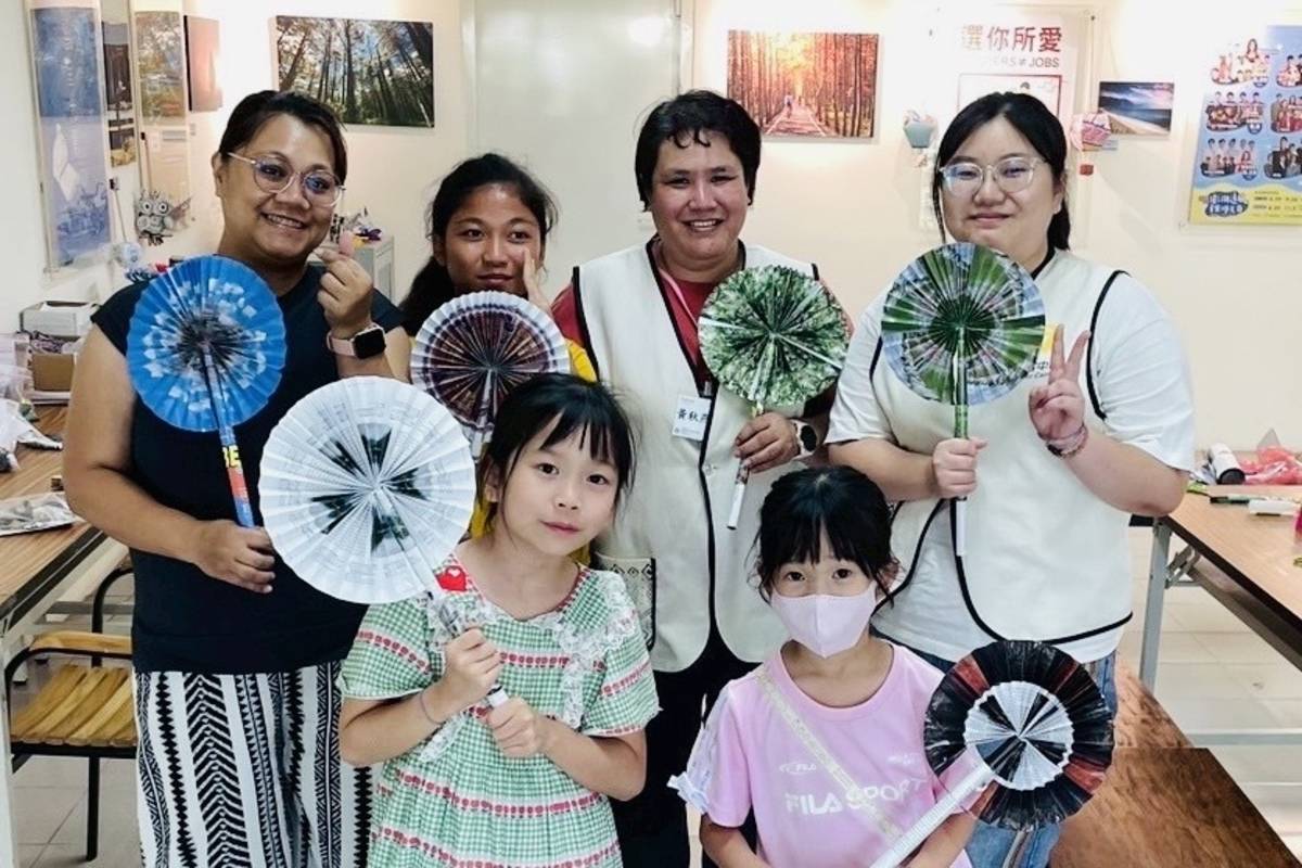 親子一起動手做紙扇，非常有趣。