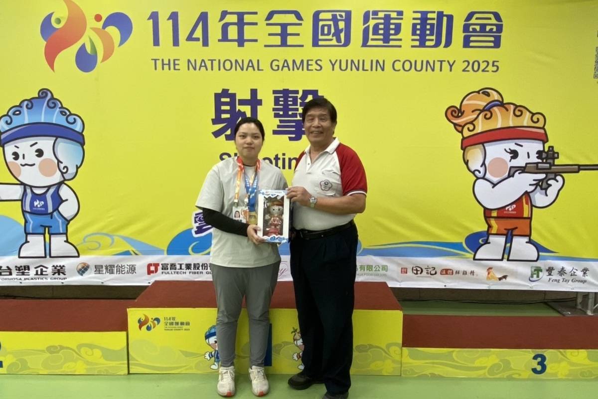 114年全國運動會射擊競賽臺東縣代表隊傳出捷報，朱嬿儒（左）奪下金牌，與李峰南教練合影。