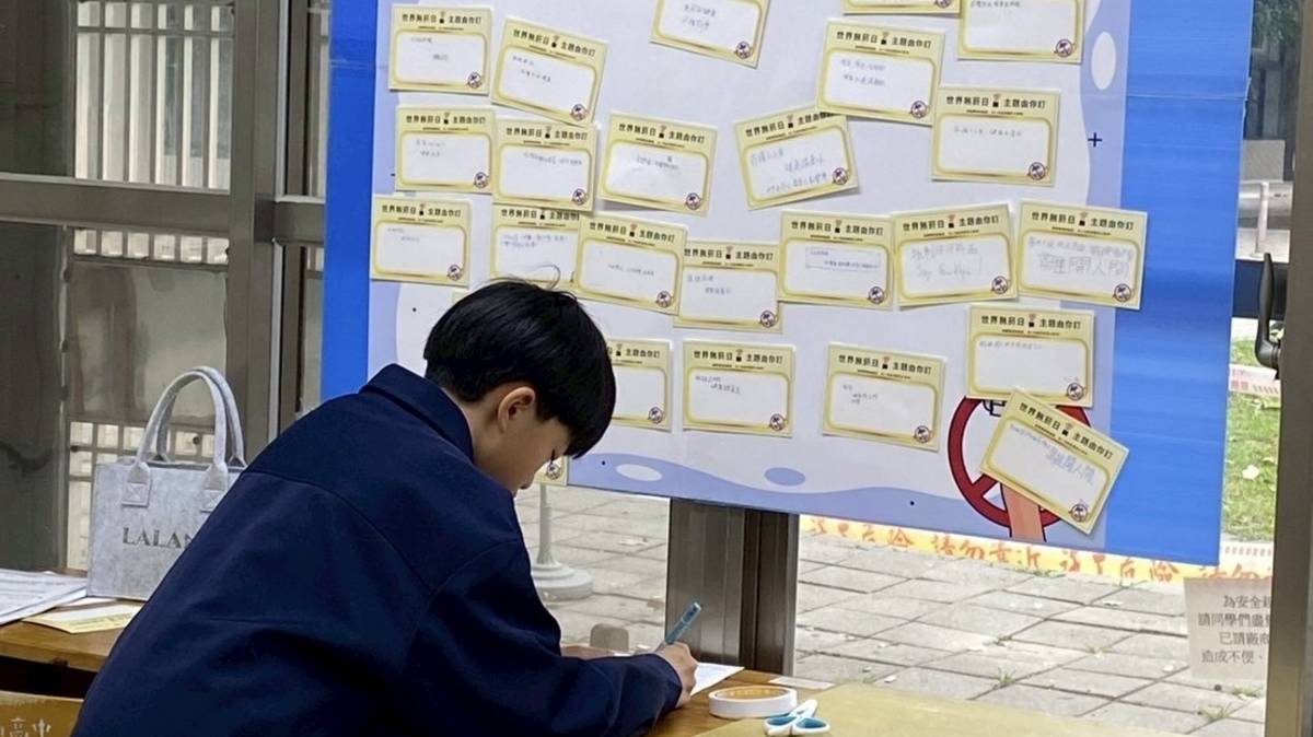 113學年度「健康促進學校輔導計畫前後測成效評價成果報告評選」-特優-新北市海山高級中學-藉由「世界無菸日主題由你訂」活動-學生踴躍設計號召無菸口號