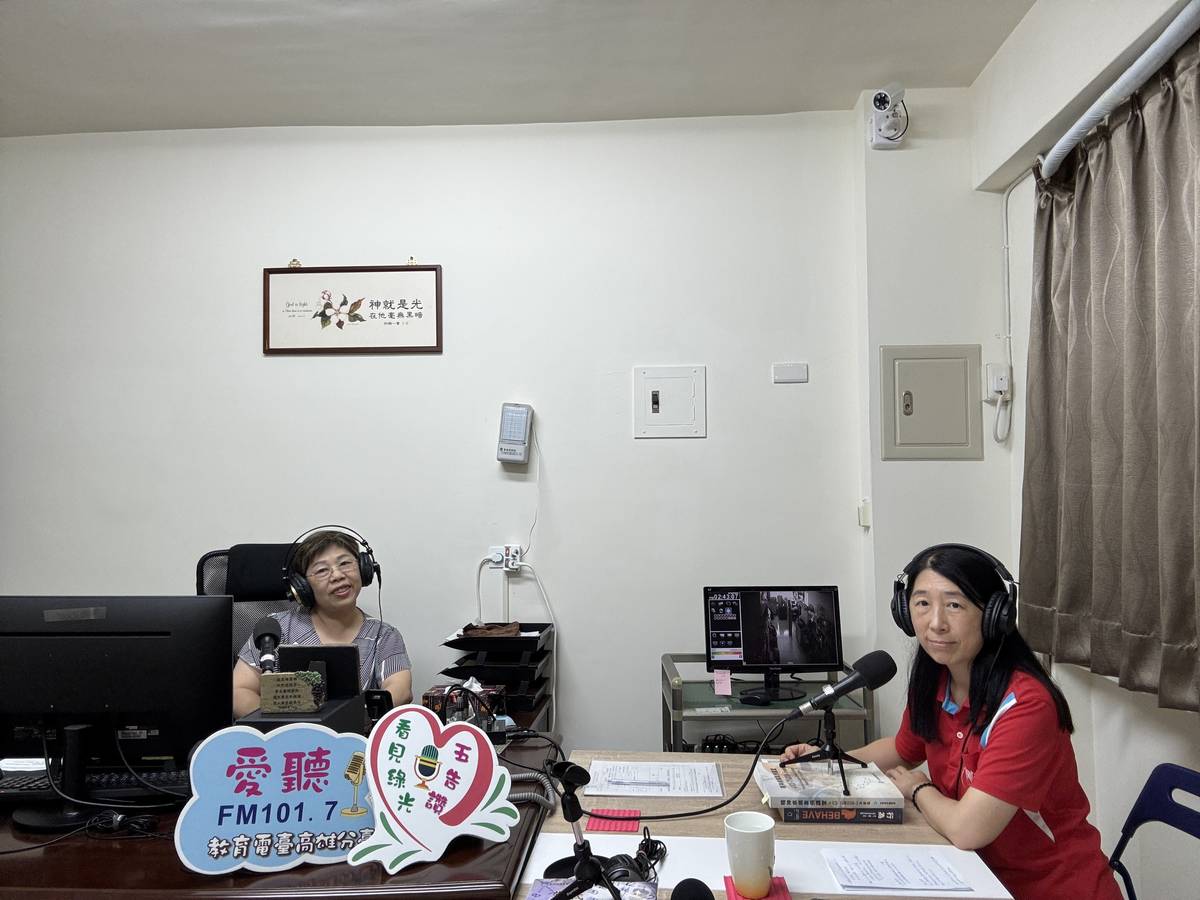 米迦勒社會福利協會蔡妙娟就服員(右)