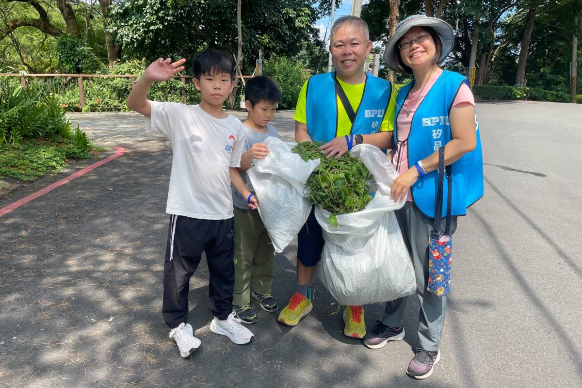 一起環保地球，方先生一家人除蔓護林