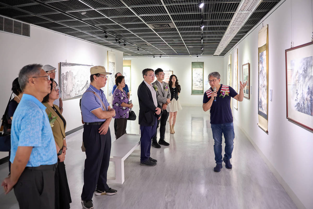 「全民藝享—讓美學走進你的城市」典藏品交流展策展人中國文化大學美術學系古耀華教授為貴賓導覽 (國館提供)