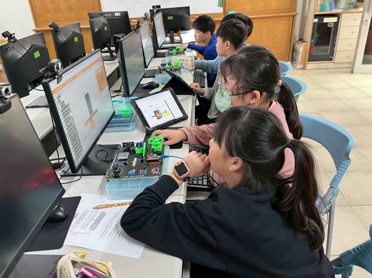 課程結合科技與創造力，引導學生動手實作、激發潛能、發揮所長。