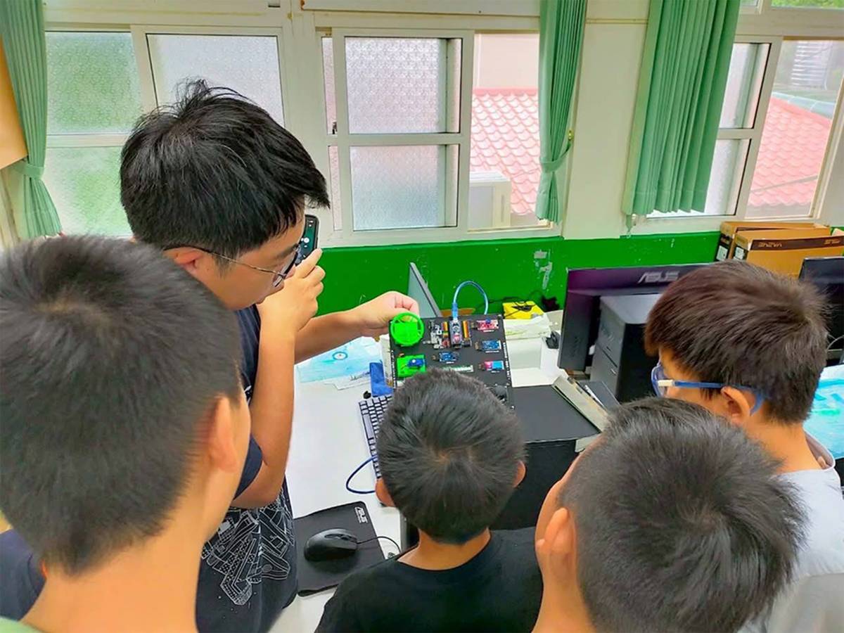 透過實物操作啟發學習興趣，實踐科技素養向下扎根。