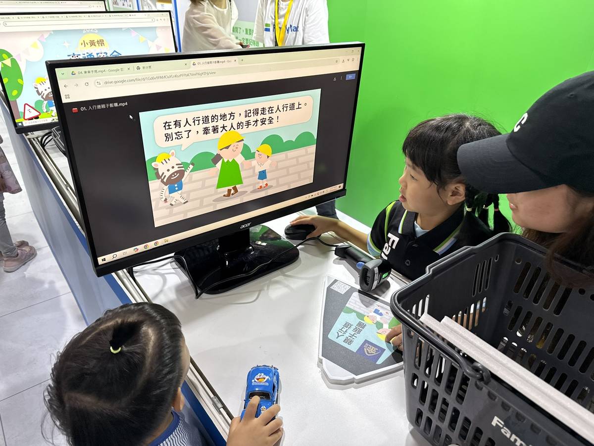 孩子們穿上迷你制服化身超萌小店長，在體驗整理貨架與結帳的任務中，輕鬆學習交通安全知識。