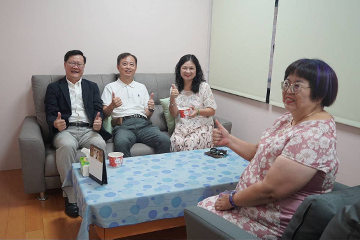 陳錦杏校長、鄭凱元副校長、林政勳學務長與黃良圭主任一同於新啟用的諮商室體驗空間，感受舒適與溫馨氛圍.
