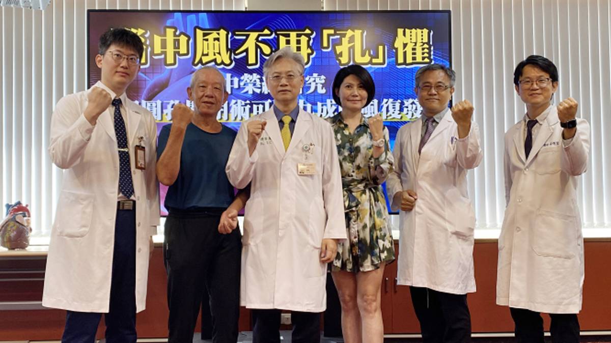 臺中榮總心腦團隊由院長傅雲慶(左3)推動指導，為心臟開放性卵圓孔導致腦中風的患者施.
