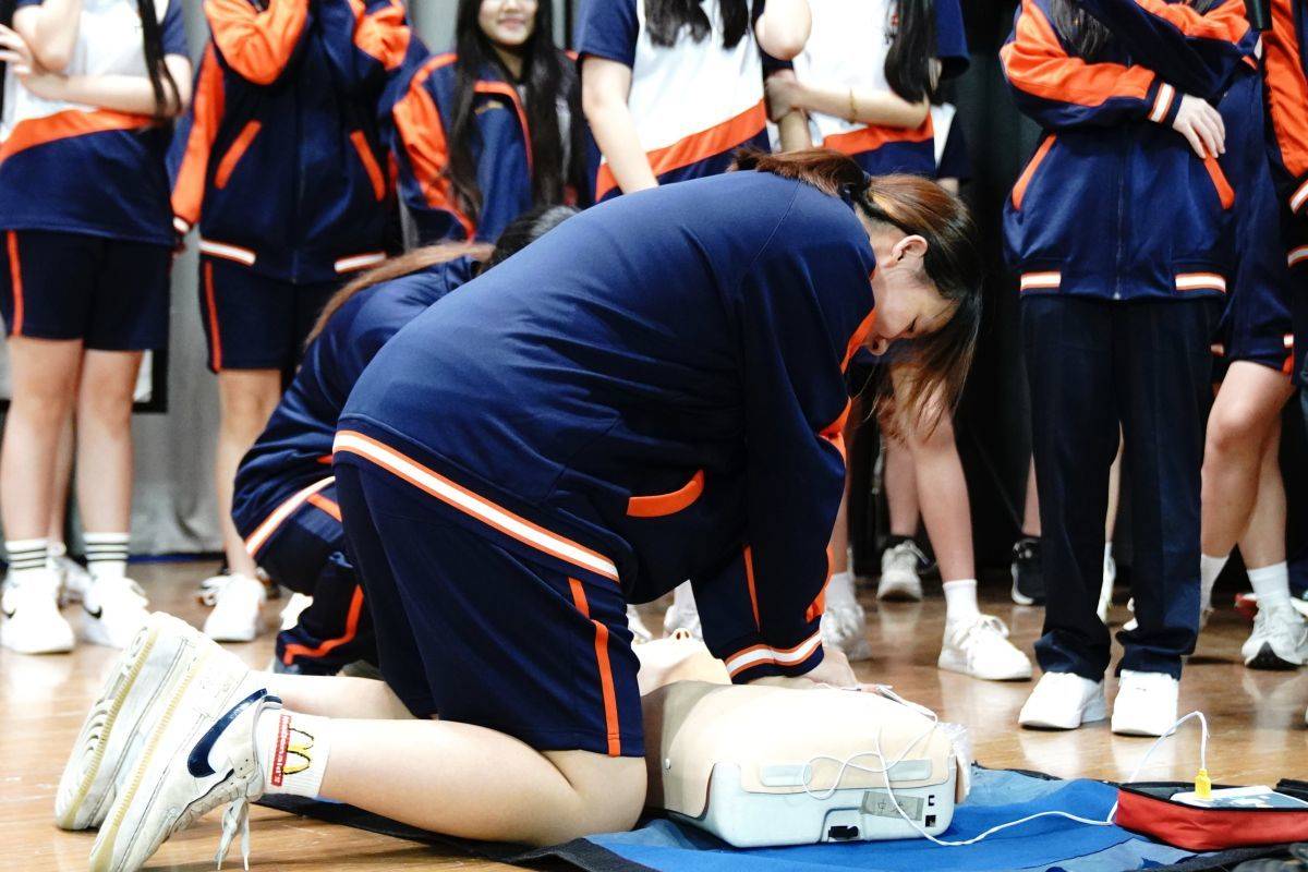 臺北育達高中舉辦防震防災講座，學生學習CPR和AED的操作教學