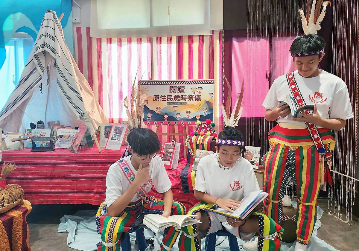 為了讓大家可以更加認識原住民族重要的傳統文化資產，鶯歌分館特別將「歲時祭儀」搬到圖書館裡，邀親子共學認識原民文化