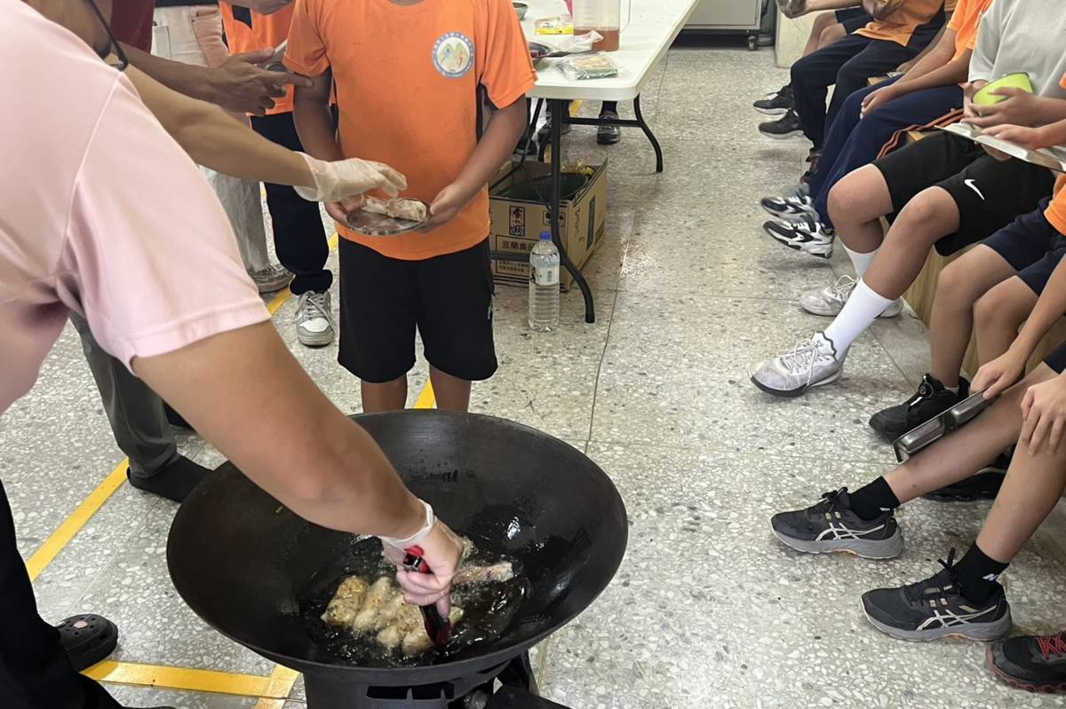 自己做的春捲準備下鍋油炸