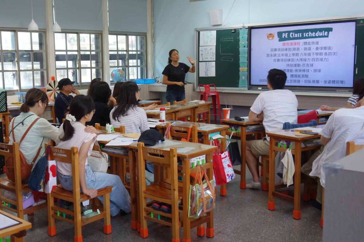 雙語老師說明本學期的課程計畫，讓家長充分掌握孩子的學習歷程