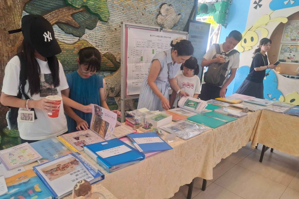 臺北市懷生國小學校日活動現場展出學生暑期自主學習成果