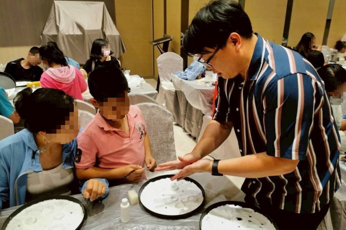 藝起療癒工作坊將親職教育與藝術創作結合，營造一個親子共處的空間。