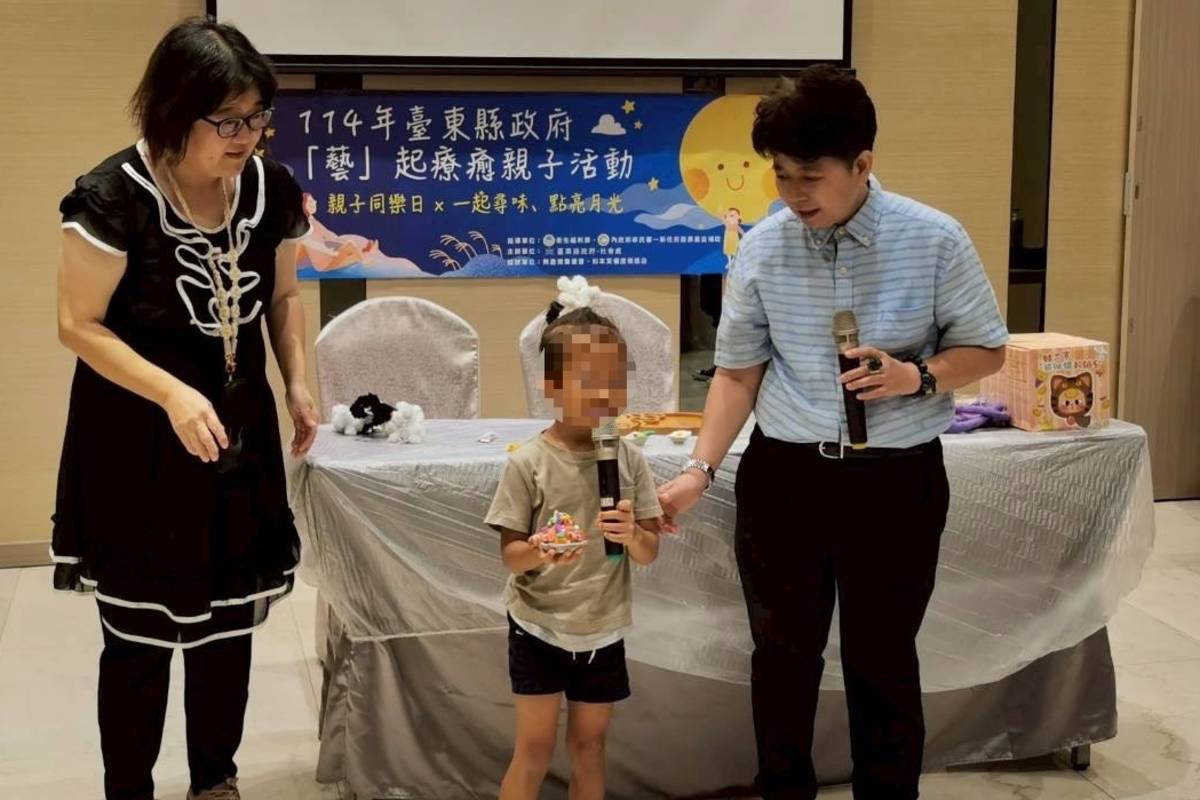 長期關注弱勢兒少議題的臺東縣無盡雅集畫會，經由藝起療癒親子活動，讓小朋友體會和家長共同創作的樂趣。