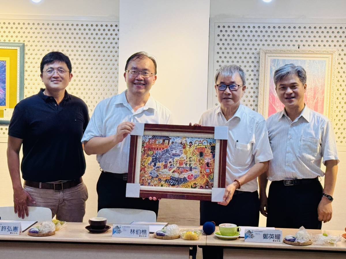 國立和美實驗學校致贈學生畫作給部長留念
