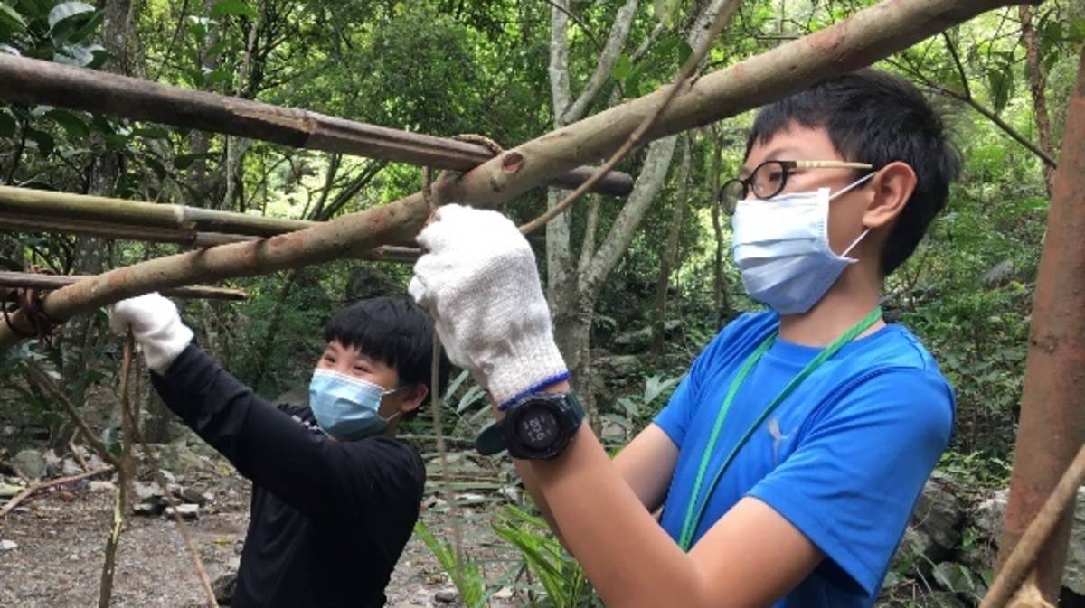 學生學習泰雅山林技能，搭建避難小屋（圖源：德芙蘭國小）