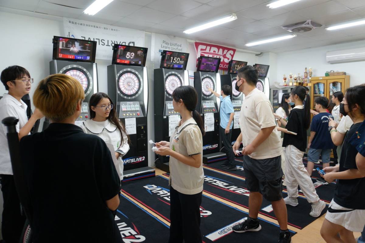 「飛越新生擲向未來」適應體育創新計畫，今年度將辦理射飛鏢、飛盤、肌力動作、筋膜放鬆的課程。
