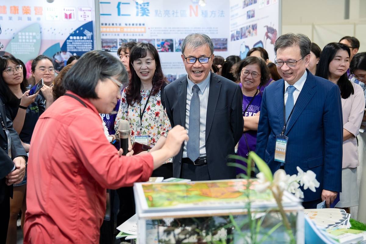 教育部部長鄭英耀深入了解第一線教師的用心, 圖為參觀國立屏東科技大學-里山根經濟計畫 