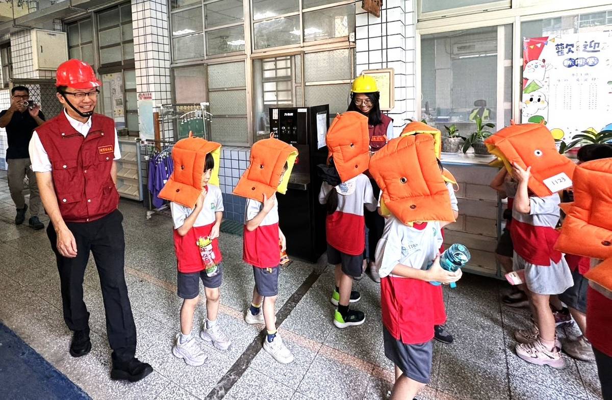 學生戴上防災頭套進行避難疏散